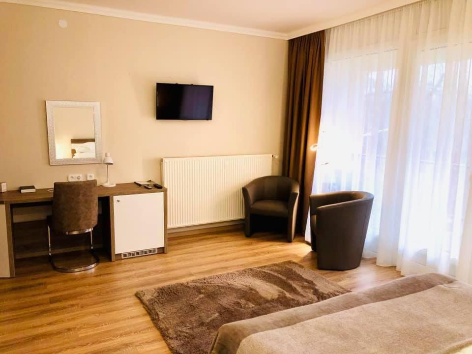 Fenyves Szalloda Es Konferencia-Koezpont Baktaloranthaza Exteriör bild